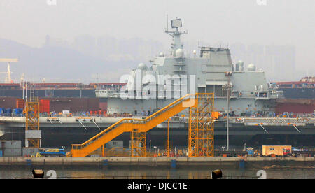 Dalian, LIAONNG Province, Chine, . Août 29, 2011. La nouvelle porte-avions de fabrication russe se trouve en cale sèche, après avoir terminé une série d'essais en mer plus tôt dans le mois, dans le Nord-Est du pays, ville portuaire Dalian le 28 août 2011. La Chine a dénoncé la semaine dernière un rapport du Pentagone a averti que sa modernisation militaire pourrait déstabiliser la région, disant : l'armée américaine son évaluation annuelle des forces armées de Pékin s'est livré à l'exagération et ''suspicion sans fondement. © Stephen Shaver/ZUMAPRESS.com/Alamy Live News Banque D'Images