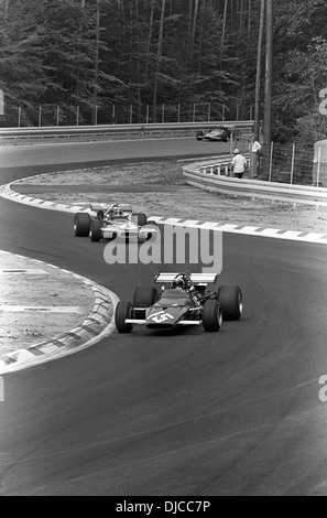 Clay Regazzoni dans une Ferrari 312B conduit Chris Amon en mars un Cosworth 701à Hockenheim dans le GP d'Allemagne, Allemagne, 2 août 1970. Banque D'Images