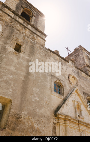 Regards dans le soleil façade principale de l'église Mission Concepcion. San Antonio, Texas. Banque D'Images