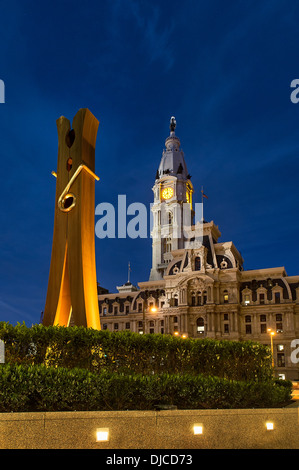 Sculpture clothespin et l'hôtel de ville, Philadelphie, Pennsylvanie, USA, sculpteur Claes Oldenburg, 1976 Banque D'Images