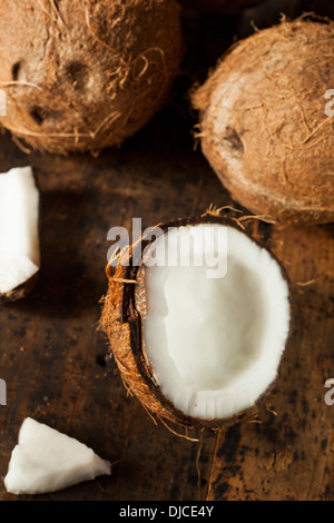 Produits frais bio de Coco marron à chair blanche Banque D'Images