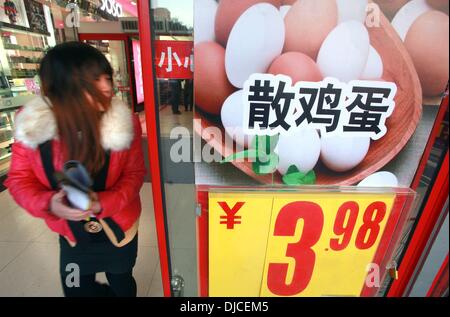 Les oeufs de poule, qui sont un aliment de base dans les ménages chinois, sont en vente dans un supermarché à Beijing le 15 novembre 2013, . 15 nov., 2013. Avec le ralentissement de l'économie, de l'inflation et de la multiplication des appels à des réformes sociales et économiques, les Chinois ont réduit les dépenses personnelles en biens de consommation. © Stephen Shaver/ZUMAPRESS.com/Alamy Live News Banque D'Images