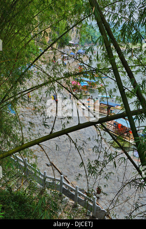 Des radeaux de bambou dans Xing Ping, Guilin, Chine Banque D'Images
