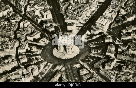 Une photo aérienne de l'Arc de Triomphe, Place de l'Étoile, Paris, France, 1930 Banque D'Images