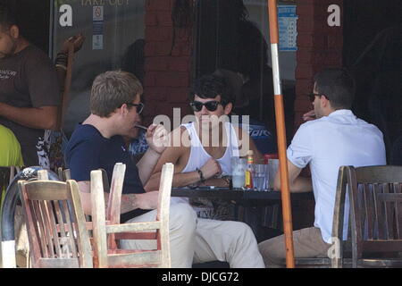 Joe Jonas porte un débardeur tandis que dehors pour le petit-déjeuner à West Hollywood Los Angeles, Californie - 22.08.12 Banque D'Images