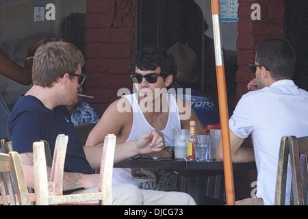 Joe Jonas porte un débardeur tandis que dehors pour le petit-déjeuner à West Hollywood Los Angeles, Californie - 22.08.12 Banque D'Images