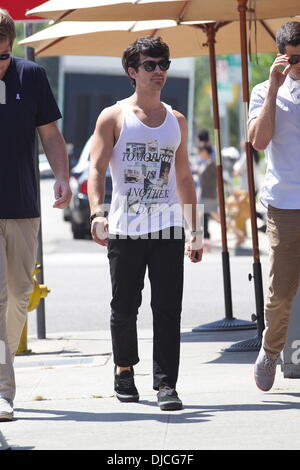 Joe Jonas porte un débardeur tandis que dehors pour le petit-déjeuner à West Hollywood Los Angeles, Californie - 22.08.12 Banque D'Images