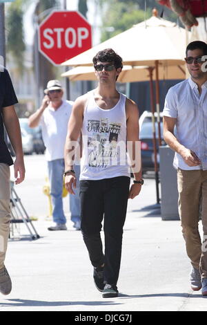 Joe Jonas porte un débardeur tandis que dehors pour le petit-déjeuner à West Hollywood Los Angeles, Californie - 22.08.12 Banque D'Images