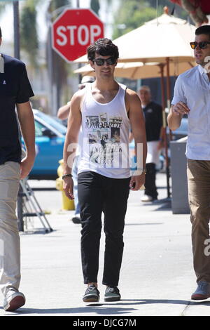 Joe Jonas porte un débardeur tandis que dehors pour le petit-déjeuner à West Hollywood Los Angeles, Californie - 22.08.12 Banque D'Images