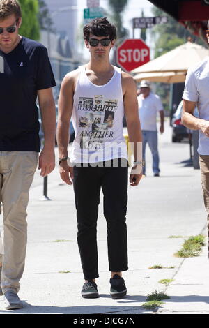 Joe Jonas porte un débardeur tandis que dehors pour le petit-déjeuner à West Hollywood Los Angeles, Californie - 22.08.12 Banque D'Images