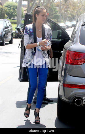 Jessica Alba arrivant à un salon à l'ouest d'Hollywood pour un rendez-vous chez le coiffeur à Los Angeles, Californie - 23.08.12 Banque D'Images