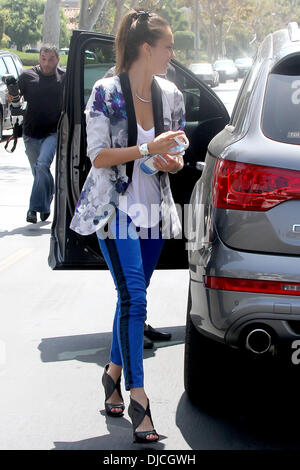 Jessica Alba arrivant à un salon à l'ouest d'Hollywood pour un rendez-vous chez le coiffeur à Los Angeles, Californie - 23.08.12 Banque D'Images