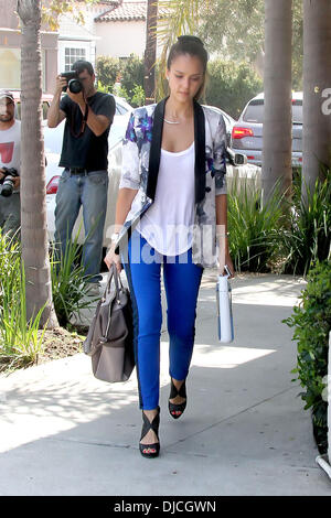 Jessica Alba arrivant à un salon à l'ouest d'Hollywood pour un rendez-vous chez le coiffeur à Los Angeles, Californie - 23.08.12 Banque D'Images