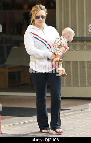 Hilary Duff porte son fils Luca Cruz tandis que dehors obtenir breakfast Los Angeles, Californie - 25.08.12 Banque D'Images