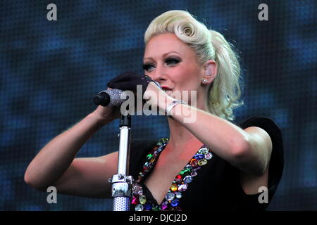 Faye Tozer Étapes live à l'Hippodrome de Newmarket Suffolk, Angleterre - 25.08.12 Banque D'Images