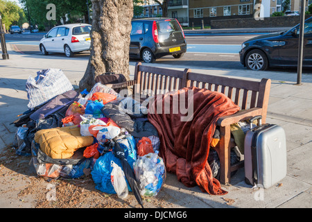 L'Angleterre, Londres, les sans-abri personne dormant sur un banc Banque D'Images