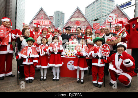 Séoul, Corée du Sud. 27 nov., 2013. Les gens qui portent le costume père noël cloches tenir au cours d'une cérémonie pour se préparer à la fin de l'exercice, campagne de collecte de fonds pour les infortunés voisins à Séoul, Corée du Sud, le 27 novembre 2013. Credit : Xinuah/Park Jin-hee/Xinhua/Alamy Live News Banque D'Images