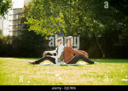 Couple sur un pré Banque D'Images
