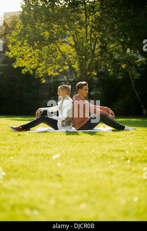 Couple sur un pré Banque D'Images