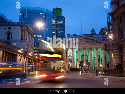 Le Royal Exchange et la Banque de l'Angleterre avec Londres rouge un autobus qui passe la nuit / Crépuscule Ville de London England UK Banque D'Images