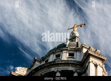 La vieille dame Bailey Law Courts Statue de la Justice Ville de London England UK Banque D'Images