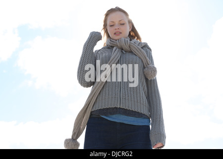 Blonde woman wearing scarf Banque D'Images