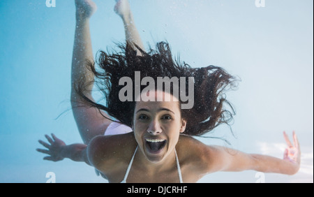 Smiling woman in swimming pool Banque D'Images