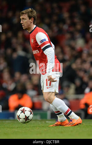 Londres, Royaume-Uni. 26 nov., 2013. Nacho Monreal d'Arsenal pendant le match de la Ligue des Champions entre Arsenal à partir de l'Angleterre et l'Olympique de Marseille de France a joué à l'Emirates Stadium, sur Novemer 26, 2013 à Londres, en Angleterre. Credit : Mitchell Gunn/ESPA/Alamy Live News Banque D'Images