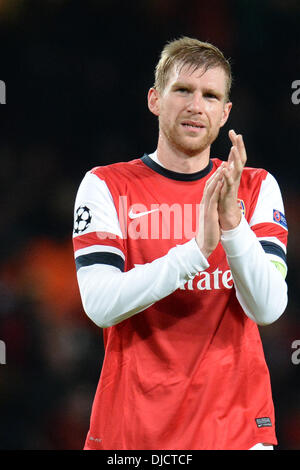 Londres, Royaume-Uni. 26 nov., 2013. Par l'arsenal Mertesacker au cours de l'UEFA Champions League correspondre entre Arsenal à partir de l'Angleterre et l'Olympique de Marseille de France a joué à l'Emirates Stadium, sur Novemer 26, 2013 à Londres, en Angleterre. Credit : Mitchell Gunn/ESPA/Alamy Live News Banque D'Images