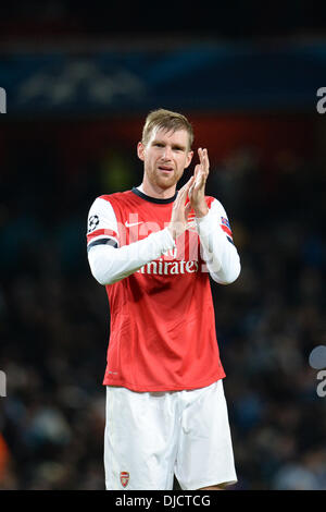 Londres, Royaume-Uni. 26 nov., 2013. Par l'arsenal Mertesacker au cours de l'UEFA Champions League correspondre entre Arsenal à partir de l'Angleterre et l'Olympique de Marseille de France a joué à l'Emirates Stadium, sur Novemer 26, 2013 à Londres, en Angleterre. Credit : Mitchell Gunn/ESPA/Alamy Live News Banque D'Images