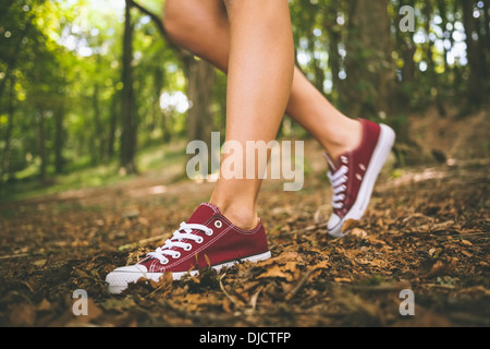 Close up of female pieds en rouge marche formateurs Banque D'Images