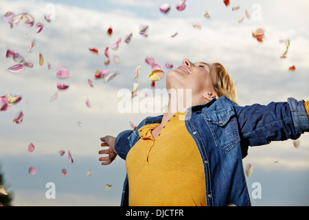 Allemagne, Düsseldorf, Düsseldorf, cGermany les jeunes, young woman throwing petals Banque D'Images