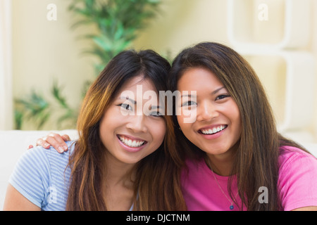 Deux jeunes sœurs smiling at the camera Banque D'Images