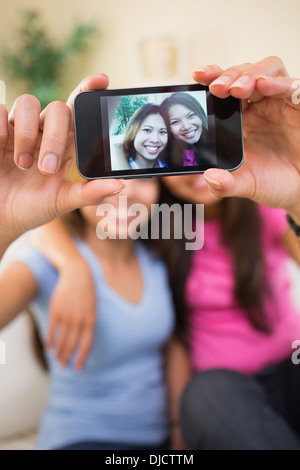 Deux belles soeurs de prendre une photo d'eux-mêmes Banque D'Images