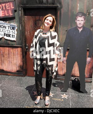 Adeline Ramage Rooney, producteur exécutif du show Photocall pour promouvoir Gordon Ramsay's nouvelle série "l'Enfer" à l'extérieur de l'Hôtel Club Nokia à la vivre. Fans ont été mis au défi d'ouvrir la porte à la maquette de l'Hôtel 'l'enfer' comme chasseurs ont distribué des cartes de marque pour voir Banque D'Images