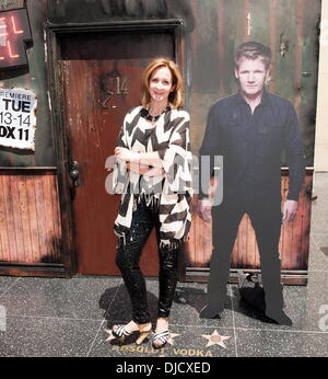 Adeline Ramage Rooney, producteur exécutif du show Photocall pour promouvoir Gordon Ramsay's nouvelle série "l'Enfer" à l'extérieur de l'Hôtel Club Nokia à la vivre. Fans ont été mis au défi d'ouvrir la porte à la maquette de l'Hôtel 'l'enfer' comme chasseurs ont distribué des cartes de marque pour voir Banque D'Images