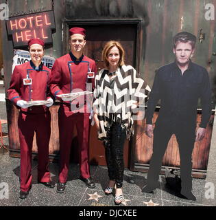 Adeline Ramage Rooney, producteur exécutif du show Photocall pour promouvoir Gordon Ramsay's nouvelle série "l'Enfer" à l'extérieur de l'Hôtel Club Nokia à la vivre. Fans ont été mis au défi d'ouvrir la porte à la maquette de l'Hôtel 'l'enfer' comme chasseurs ont distribué des cartes de marque pour voir Banque D'Images