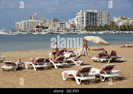 Scène de plage de Sant Antoni de Portmany, Ibiza, ESPAGNE Banque D'Images