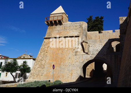 Mur qui entoure dalt Vila (vieille ville), la ville d'ibiza, Ibiza, ESPAGNE Banque D'Images