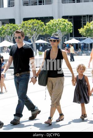 Olivier Martinez, Halle Berry et Nahla Ariela Aubry Halle Berry arrive dans le centre de la musique avec sa fille et son fiancé Los Angeles, Californie - 11.08.12 Banque D'Images