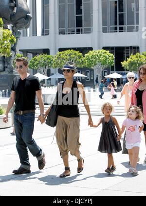 Olivier Martinez, Halle Berry et Nahla Ariela Aubry Halle Berry arrive dans le centre de la musique avec sa fille et son fiancé Los Angeles, Californie - 11.08.12 Banque D'Images