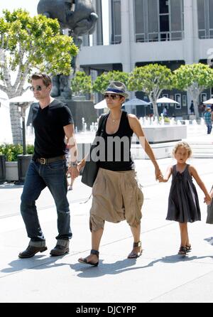 Olivier Martinez, Halle Berry et Nahla Ariela Aubry Halle Berry arrive dans le centre de la musique avec sa fille et son fiancé Los Angeles, Californie - 11.08.12 Banque D'Images