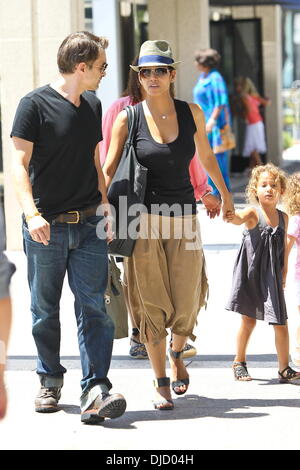 Olivier Martinez, Halle Berry et Nahla Ariela Aubry Halle Berry arrive dans le centre de la musique avec sa fille et son fiancé Los Angeles, Californie - 11.08.12 Banque D'Images