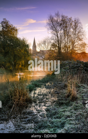 Malmesbury - La fin novembre l'aube sur la rivière. Banque D'Images