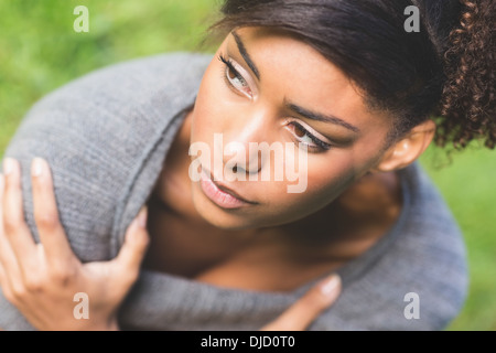 High angle view of gorgeous brunette sérieuse Banque D'Images