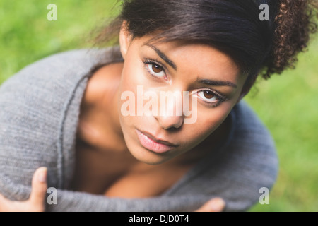 High angle view of gorgeous brunette sérieuse looking at camera Banque D'Images