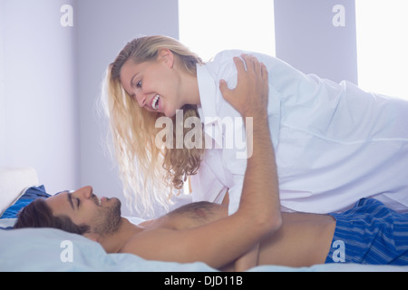 Cute couple lying on a bed Banque D'Images