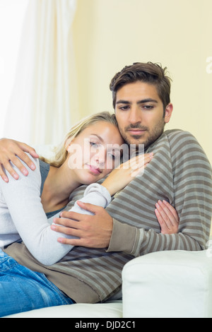 Ambiance jeune couple sitting on couch ensemble Banque D'Images