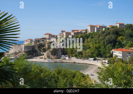 Stari Grad (vieille ville) et Mala Plaza (petite plage), Ulcinj, Monténégro, historiquement une base pour les pirates en Méditerranée Banque D'Images