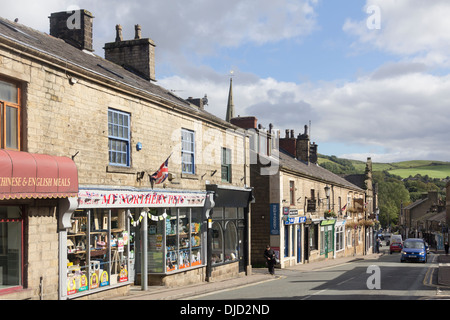 Boutiques et commerces, au calme sur ce mercredi après-midi, comme c'est 'Jour de fermeture précoce', sur la rue Bridge, Ramsbottom, Lancashire Banque D'Images